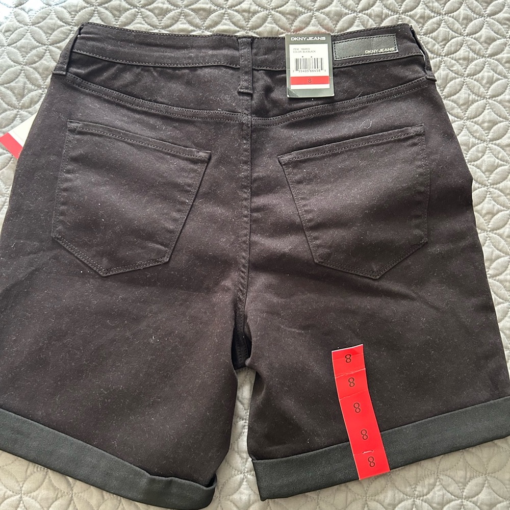 DKNY Black short NWT, 5 pockets